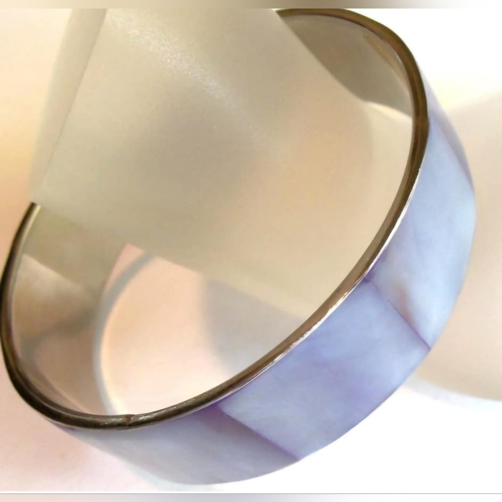 VTG Opalescant Pearlized Lavender Mother Of Pearl Silvertone Bangle Bracelet